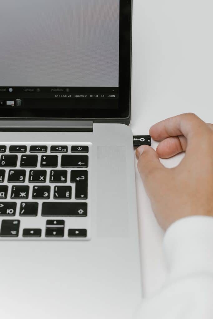 Person putting a usb in his laptop